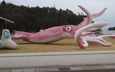 Japonské mesto si z pandemickej finančnej pomoci dalo postaviť obrovskú sochu chobotnice