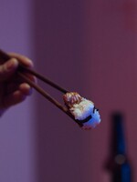 Japonsko trápí „sushi teror“. Policie zatkla tři osoby kvůli ničení pokrmů a olizování lahví