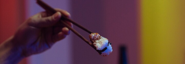 Japonsko trápí „sushi teror“. Policie zatkla tři osoby kvůli ničení pokrmů a olizování lahví