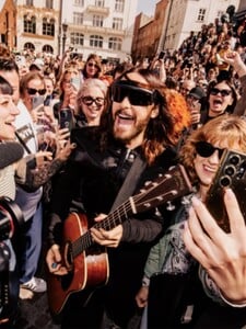 Jared Leto prekvapil fanúšikov v Krakove a odohral koncert priamo na ulici. Môžu sa na podobné prekvapenie tešiť aj Slováci?