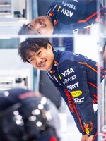 Jazdec Formuly 1 vstúpil do sveta módy. Tsunoda založil vlastnú značku oblečenia a dropuje novú kolekciu