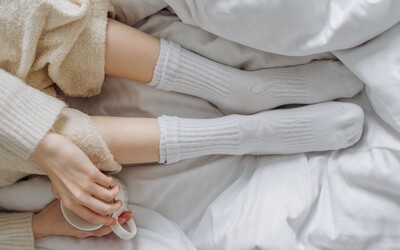 Jdeš po celém dni v ponožkách do postele? Obsahují více bakterií než záchod, zjistili vědci