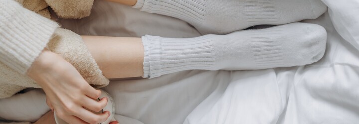 Jdeš po celém dni v ponožkách do postele? Obsahují více bakterií než záchod, zjistili vědci