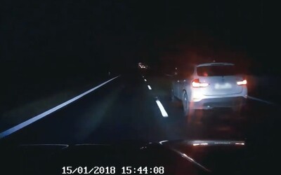 Jdou po mně ilumináti, říkal muž z Písku, který střílel za jízdy na auto. Čepici měl vycpanou alobalem