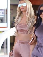 Je móda zo začiatku milénia späť? Kim Kardashian a Paris Hilton vytiahli zamatové súpravy ako v časoch najväčšej slávy  
