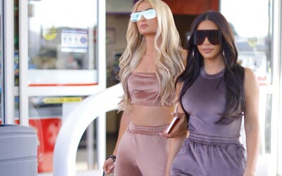 Je móda zo začiatku milénia späť? Kim Kardashian a Paris Hilton vytiahli zamatové súpravy ako v časoch najväčšej slávy  