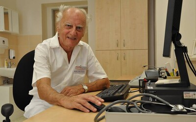 Je mu 82 let, místo důchodu stále pomáhá. Lékař jako první v Česku otevřel ordinaci pro lidi bez domova