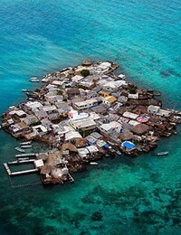 Je najľudnatejší na svete. Domáci na malom ostrove nemajú elektrinu ani pitnú vodu a mŕtvych vyvážajú na susedný ostrov