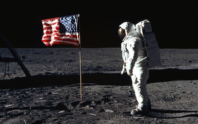„Je to malý krok pre človeka, ale veľký skok pre ľudstvo". Armstrong si vraj túto vetu vymyslel pár minút pred vystúpením z rakety