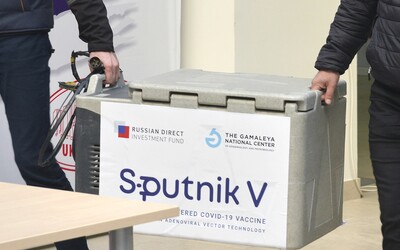 Je vakcína Sputnik V bezpečná? Rusko nehovorilo pravdu, nezverejnilo kompletné dáta z výskumu a zrejme jej nemá dosť ani pre seba