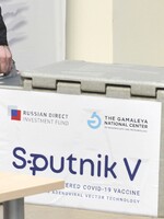 Je vakcína Sputnik V bezpečná? Rusko nehovorilo pravdu, nezverejnilo kompletné dáta z výskumu a zrejme jej nemá dosť ani pre seba