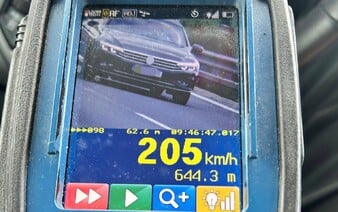 Jeden letel po diaľnici, druhý pil pred jazdou. Policajti zasahovali na D1, rozdali pokutu a zadržali vodičák