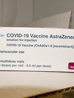 Jedna dávka Pfizeru alebo Astrazenecy zníži riziko nakazenia koronavírusom v domácnostiach až o polovicu