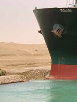 Jedna z najväčších lodí sveta uviazla v Suezskom prieplave. Zablokovala tak významné obchodné trasy 