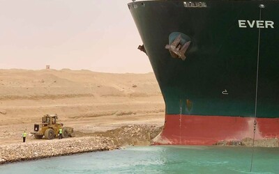 Jedna z najväčších lodí sveta uviazla v Suezskom prieplave. Zablokovala tak významné obchodné trasy 