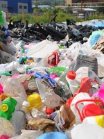 Jednorázové plasty v EU od roku 2021 končí. Europarlament schválil jejich zákaz