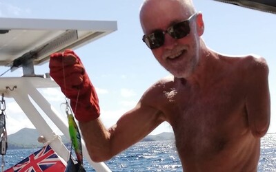 Jednoruký muž se plavil po moři 37 dní. Chtěl stihnout svatbu své dcery