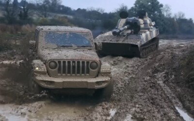 Jeep Rubicon v teréne porazil armádny tank