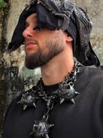 Jeho šperky nosí FKA Twigs či Ecco2K. Slovenskému umelcovi Ninovi sa podarilo presadiť v New Yorku