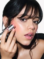 Jenna Ortega sa stala novou ambasádorkou pre Dior kozmetiku