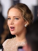 Jennifer Lawrence prehovorila o náročnom období po pôrode. Pomohol jej vraj až ChatGPT