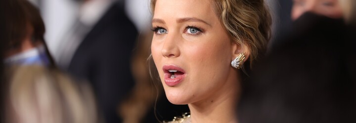 Jennifer Lawrence slaví narozeniny. Katniss z Hunger Games se proslavila pády na červeném koberci i opilými historkami