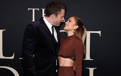 Jennifer Lopez a Ben Affleck sa už po druhý raz zasnúbili. Speváčka sa pochválila diamantovým prsteňom