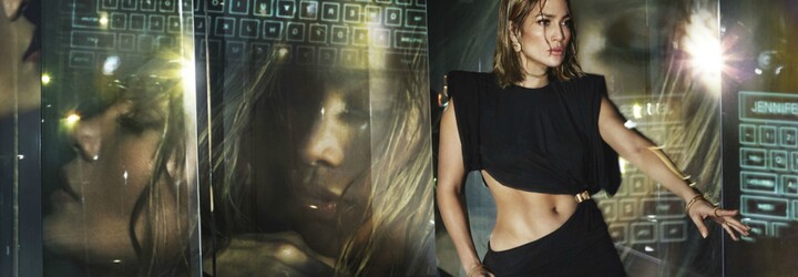 Jennifer Lopez búra predsudky o veku a v kampani Versace pózuje viac odhalená ako zahalená 