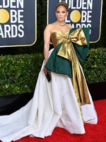 Jennifer Lopez s mašľou cez prsia a nudná elegancia v hlavnej úlohe. Aké outfity sme videli na Zlatých glóbusoch 2020?  