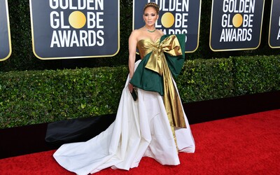 Jennifer Lopez s mašlí přes prsa a nudná elegance v hlavní roli. Jaké outfity jsme viděli na Zlatých glóbech 2020?