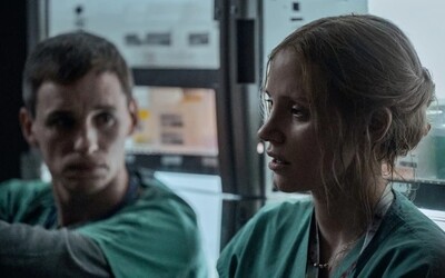 Jessica Chastain v trileri The Good Nurse zisťuje, že jej kolega Eddie Redmayne zabil 300 pacientov