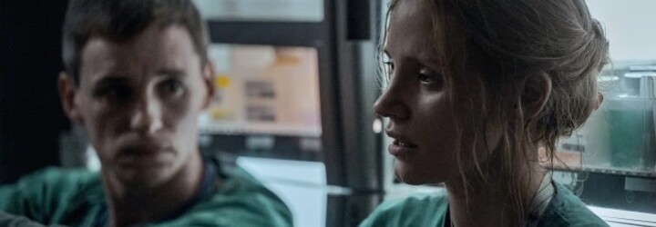 Jessica Chastain v trileri The Good Nurse zisťuje, že jej kolega Eddie Redmayne zabil 300 pacientov