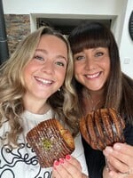 Jessica a Louise cestují za nejlepšími croissanty. Při návštěvě Prahy je okouzlila místní pekárna