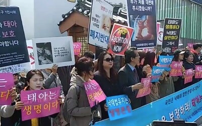 Južná Kórea povolí do konca roku 2020 potraty. Ľudia v uliciach oslavujú aj protestujú