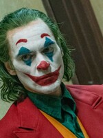 Joaquin Phoenix je díky Jokerovi nejlepším hercem. V děkovné řeči nadával a prosil kolegy, aby nelétali soukromými letadly