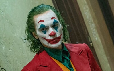 Joaquin Phoenix je vďaka Jokerovi najlepším hercom. V ďakovnej reči nadával a prosil kolegov, aby nelietali súkromnými lietadlami