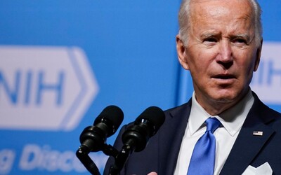 Biden: Pokud demokraté vyhrají ve volbách, zakážeme prodej útočných pušek