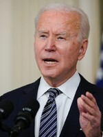 Joe Biden vyzval k zákazu útočných pušek v reakci na střelecké útoky v USA