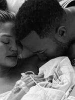 John Legend s jeho ženou Chrissy Teigen nečakane prišli o bábätko