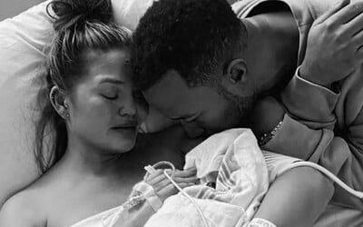 John Legend s jeho ženou Chrissy Teigen nečakane prišli o bábätko
