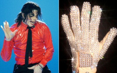 Johnny Depp mapuje skandály Michaela Jacksona z perspektivy legendární rukavice. Právě ta prý může za všechno