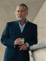 Johnny Depp sa vracia so sivými vlasmi zmenený na nepoznanie. Zverejnili prvý záber z jeho nového filmu s Penélope Cruz