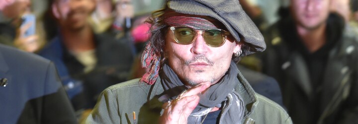 Johnny Depp v Karlových Varech uvedl film Minamata, rozdával podpisy a znovu děkoval v češtině