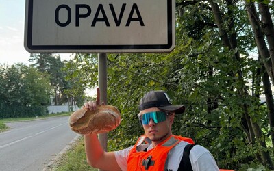 Jon Marianek prišiel pomáhať do zaplavených oblastí v Česku. Niektorí ho podozrievajú, že to robí len pre čísla