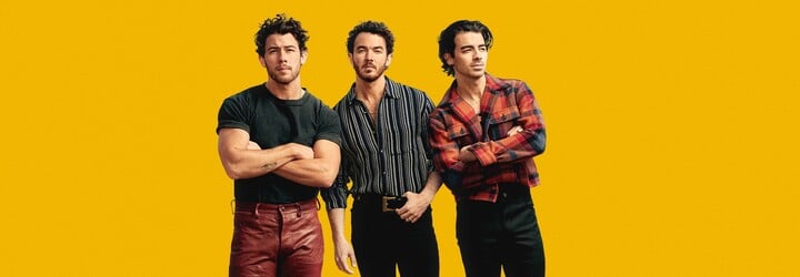 Jonas Brothers museli přerušit svůj pražský koncert. Nickovi někdo posvítil na hlavu laserem