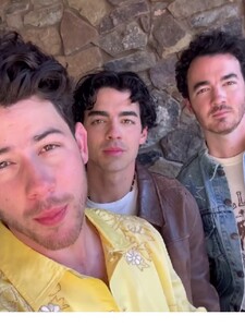 Jonas Brothers presunuli európske turné. Fanúšikovia zúria, kvôli koncertom si už kúpili letenky a ubytovania za stovky eur
