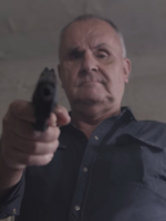 Frontman Elánu míří pistolí na novináře rok a půl po vraždě Jána Kuciaka. Vadí mu, když bulvár informuje o jeho soukromí