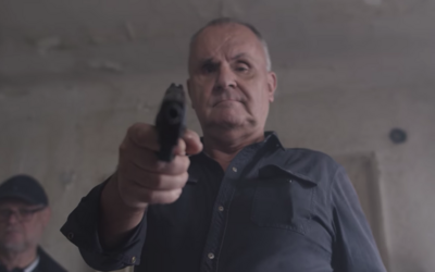 Frontman Elánu míří pistolí na novináře rok a půl po vraždě Jána Kuciaka. Vadí mu, když bulvár informuje o jeho soukromí