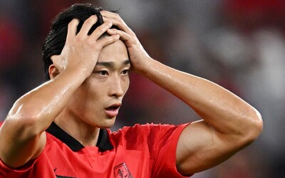 Juhokórejský futbalista svojím vzhľadom roztopil srdcia fanúšičiek. Neustále mu posielajú žiadosti o ruku, musel si vypnúť telefón
