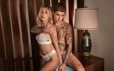 Justin Bieber a Hailey Baldwin v spodnom prádle oslavujú 50. narodeniny populárnej značky. V retro reklame nechýba ani ASAP Rocky